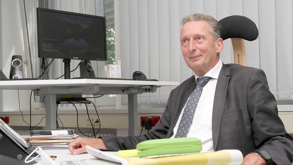 Horst Jahnke, Kämmer der Stadt Emden, an seinem Schreibtisch im Verwaltungsgebäude. Er warnt seit Jahren angesichts der schlechten Haushaltssituation. Foto: Päschel