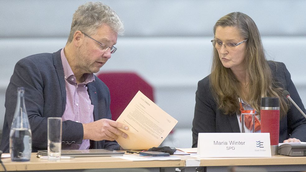 Maria Winter, Fraktionsvorsitzende der Emder SPD, und ihr Parteikollege Harald Hemken besprechen sich in einer Ratssitzung. Foto: J. Doden