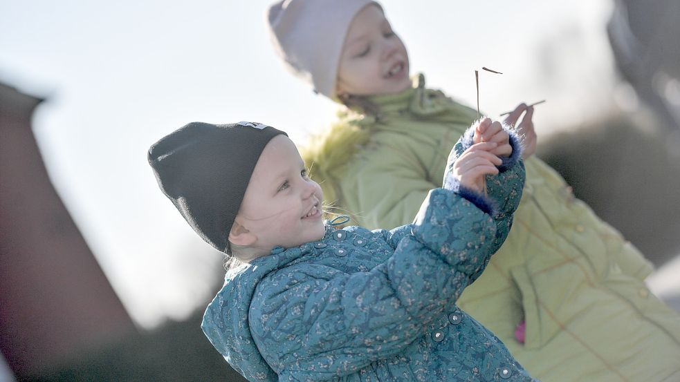 Beim Spielen an der Wieke lachen die Kinder der Familie Abramov. Die Flucht wirkt für einen kurzen Moment wie vergessen. Foto: Ortgies