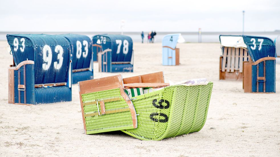 Weil Neuharlingersiel (Bild) bei Touristen beliebt ist, wurde dort schon vor Jahren gegen die steigende Zahl an Ferienwohnungen vorgegangen. DPA-Foto: Hauke-Christian Dittrich