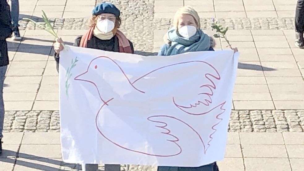 Einige Demonstrantinnen und Demonstranten haben selbstgemachte Schilder und Banner mitgebracht. Foto: Mühring