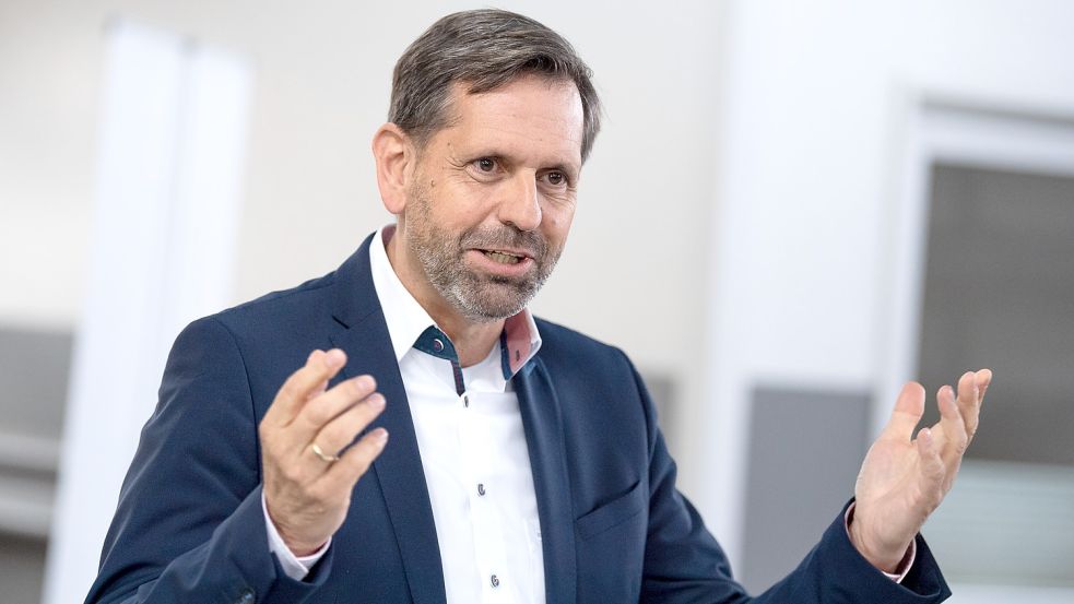 Spricht im Interview über Wege, in der Energieversorgung unabhängiger von Russland zu werden: Niedersachsens Umwelt- und Energieminister Olaf Lies. Der SPD-Politiker ist in diesem Jahr auch Vorsitzender der Umweltministerkonferenz. Foto: Sina Schuldt/dpa