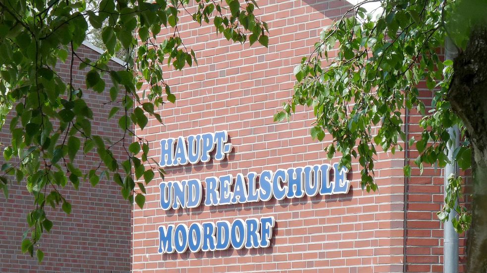 Das Schulgebäude in Moordorf ist heiß begehrt. Foto: Archiv/Singer
