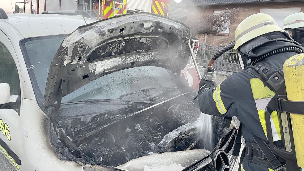 Im Motorraum hatten sich Flammen gebildet. Foto: Feuerwehr