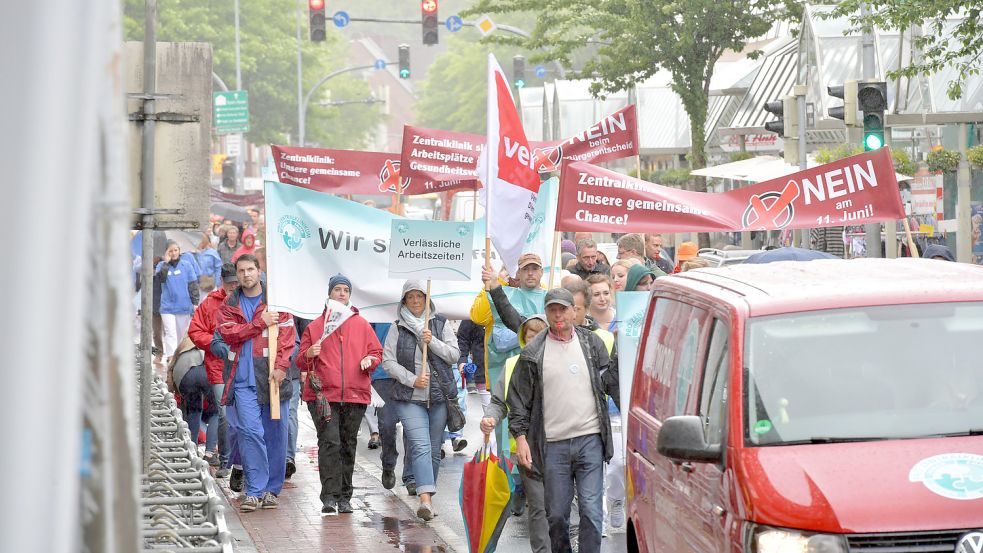 Die Demonstrationen (hier im Jahr 2017) halfen nicht: Die Zentralklinik soll kommen, das Emder Krankenhaus schließen. Foto: Ortgies/Archiv