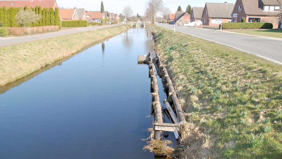 An der Hauptwieke wurden durch die abgesackte Böschung Rohrleitungen freigelegt und beschädigt. Foto: Schönig