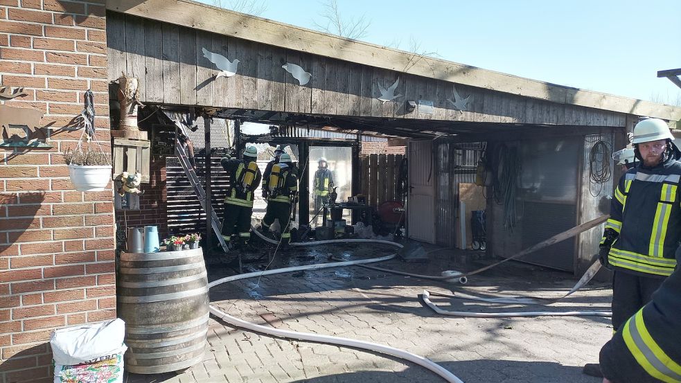 Das angrenzende Einfamilienhaus wurde vor dem Feuer gerettet.