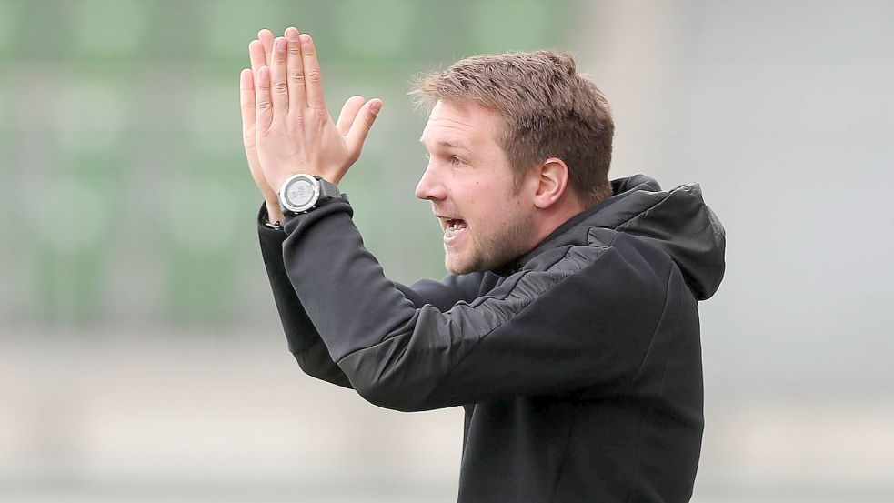 Der Lehrer an der Seitenlinie: Egestorfs Coach Paul Nieber ist erst 34 Jahre alt.