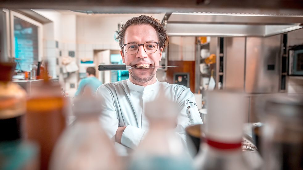 Nicht zu Hause nachmachen – und eigentlich ist er total friedlich: Henning Wagner machte die Spaß-Idee des Redakteurs mit und posierte als „Guerilla“ ausnahmsweise mit einem Messer zwischen den Zähnen. Foto: Cordsen