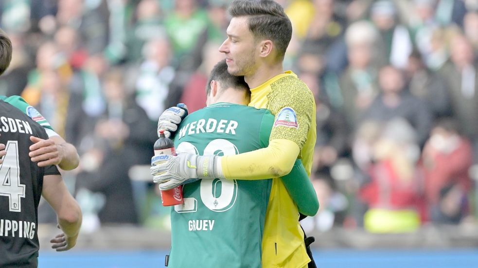 Mit einem Jiri Pavlenka in Bestform (rechts mit Ilia Gruev) kann der SV Werder beim 1. FC Heidenheim den nächsten Schritt in Richtung erste Liga machen, glaubt Ex-Werder-Profi Hans-Jürgen Gundelach, Kolumnist dieser Zeitung. Foto: imago images/Nordphoto