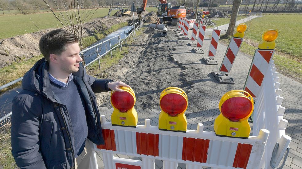 Bernd Ewerth, Chef des Tiefbauamts, ist froh über die Flexibilität der Firmen beim Bau des Radwegs an der Straße Zum Haxtumerfeld. Foto: Ortgies