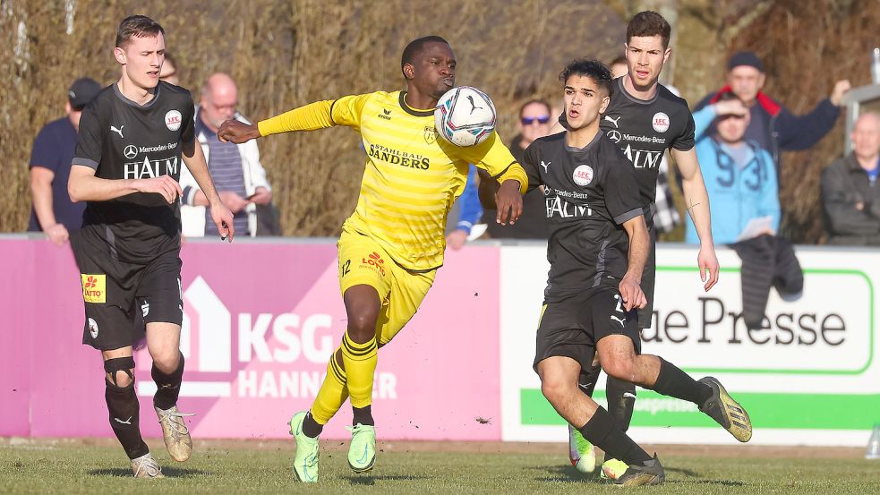 Ayo Adeniran (gelbes Tribot) lief für Kickers in der unggewohnten Stürmerrolle auf. In dieser glänzte er vor allem als Arbeiter. Eine Großchance ließ er aus. Foto: Zwing