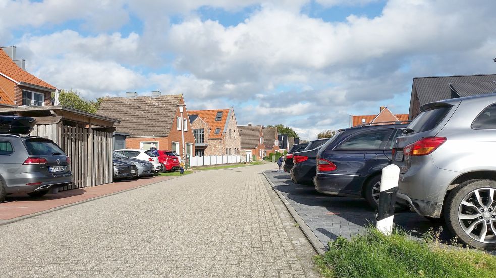 In der Graf-Edzard-Straße gibt es gerade im vorderen Bereich viele Ferienunterkünfte und Parkplätze. Der Krummhörner Rat will mit den kürzlich gefassten Beschlüssen verhindern, dass es irgendwann überall im Ort so aussieht. Foto: Privat