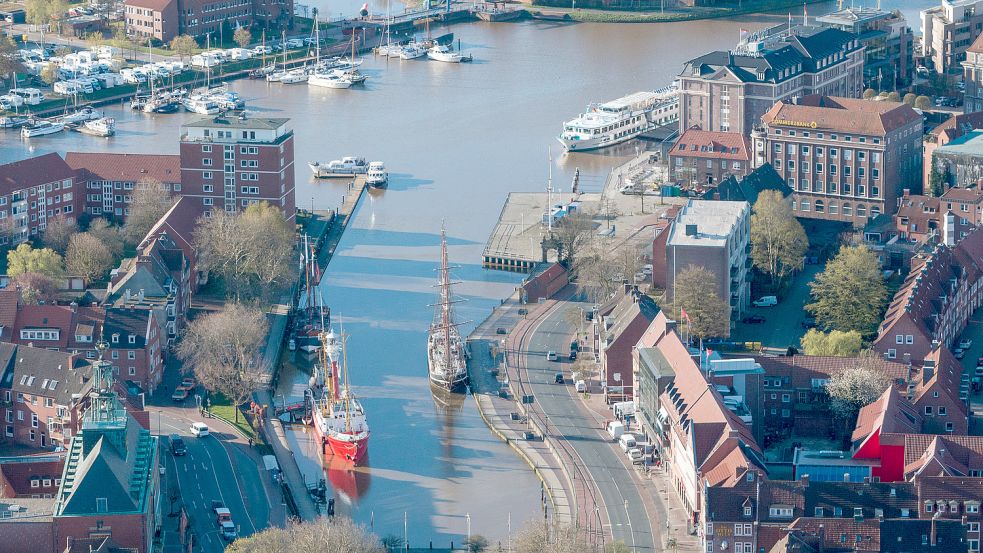 Der Ratsdelft und der Alte Binnenhafen in Emden gelten als „neue Mitte“ der Stadt. Diese Gewässer stehen auch im Zentrum vieler neuer Aktivitäten zur Stärkung der Innenstadt. Foto: T. Bruns/Archiv