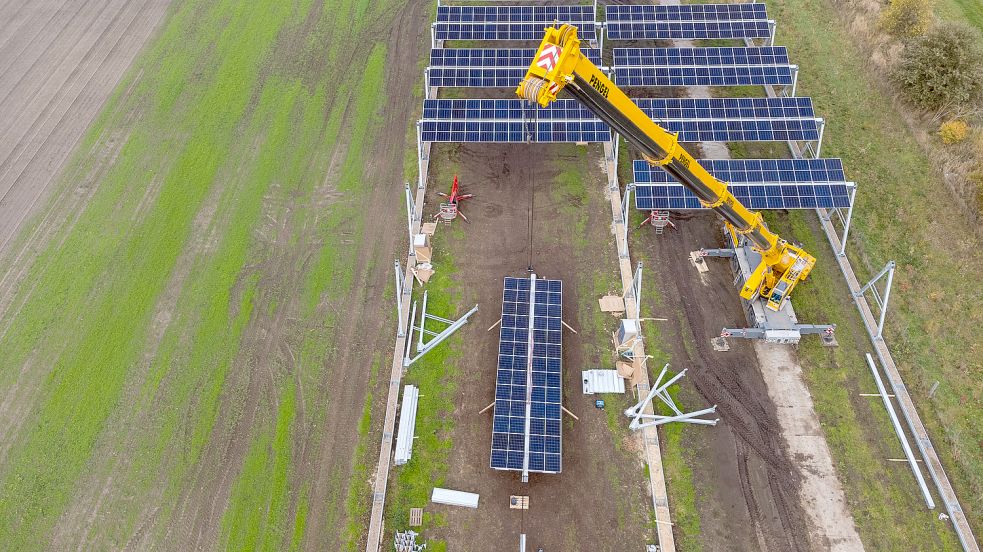 Um unabhängig von fossilen Brennstoffen zu werden, müssen erneuerbare Energien ausgebaut werden. In Emden überlegt man nun, wo Photovoltaik-Anlagen gebaut werden könnten. Foto: Philipp Schulze/dpa