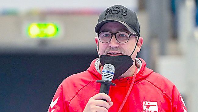 Auch beim Handball zu Hause: Hardy Kloßek als Hallensprecher bei der HSG Nordhorn-Lingen. Foto: Privat