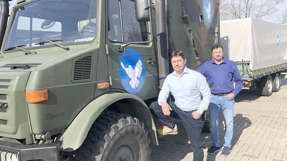 Autohaus-Chef Wilhelm Bredemeier (links) und sein Mitarbeiter Helmut Albers laden in diesen Tagen die Hilfsgüter für die Ukraine auf den Unimog und den Anhänger. Bild: H. Müller