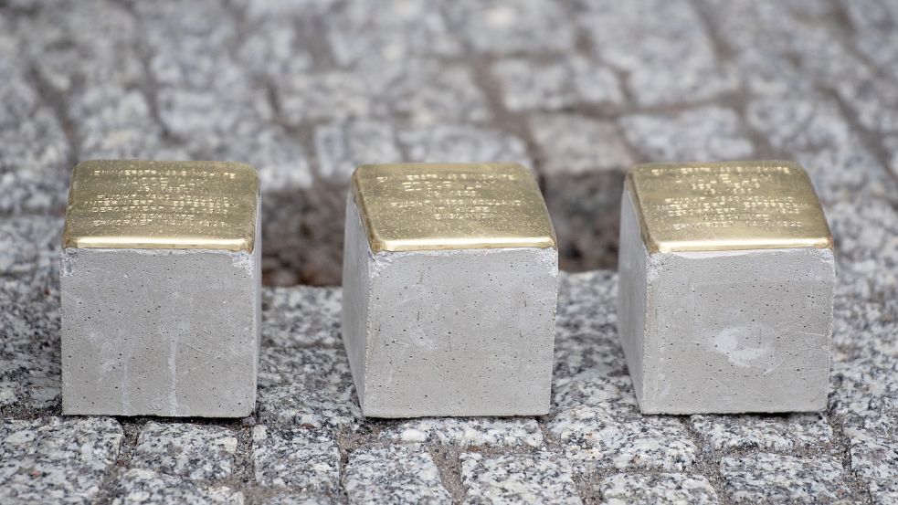 In Emden wurden bereits mehr als 360 Stolpersteine verlegt. An diesem Freitag folgen weitere, darunter auch Steine für eine Familie aus Uttum. Symbolfoto: Archiv