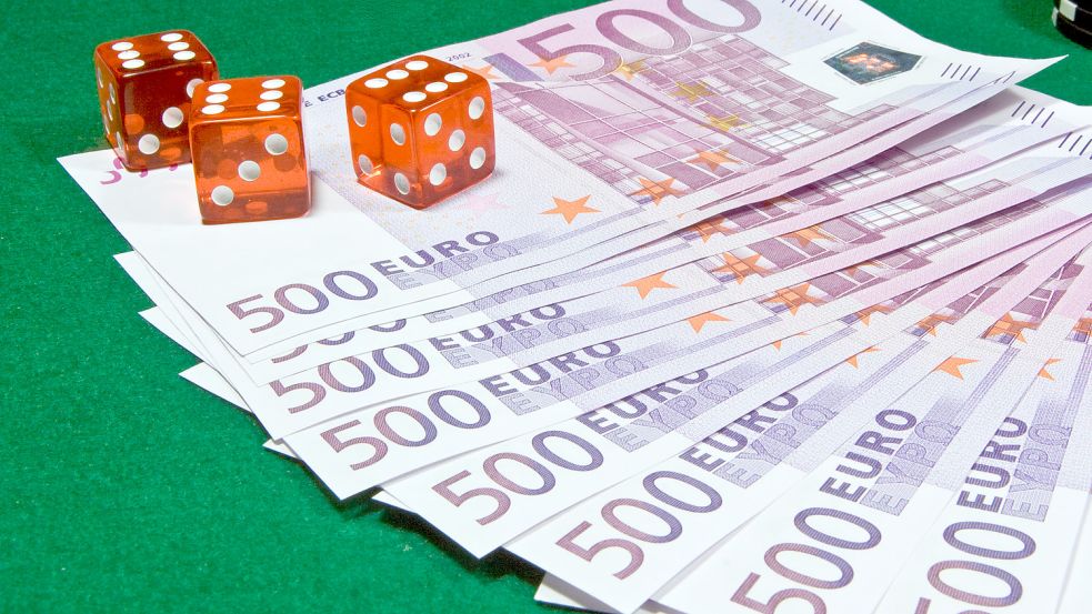 Spezialkräfte der Polizei haben am Donnerstag eine illegale Spielstätte in einem Café in Bremen durchsucht und 400.000 Euro Bargeld sichergestellt. (Symbolfoto) Foto: imago images / Panthermedia