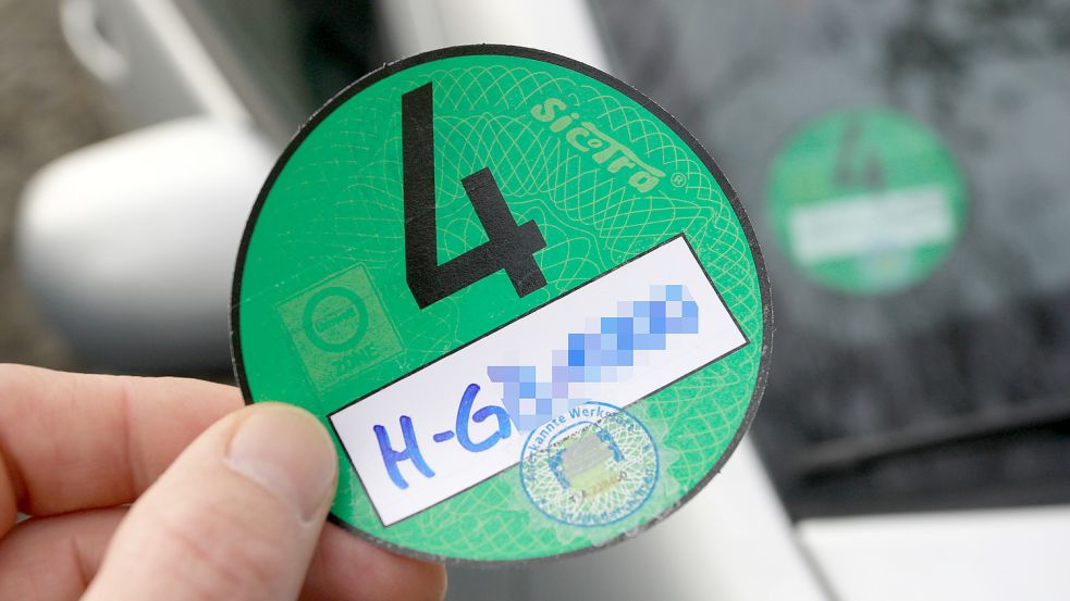 Wer ohne Plakette in die Umweltzone in Hannover fährt, muss blechen – offenbar ohne Ausnahme bei Flucht aus einem Kriegsgebiet. (Archivbild) Foto: Peter Steffen/dpa