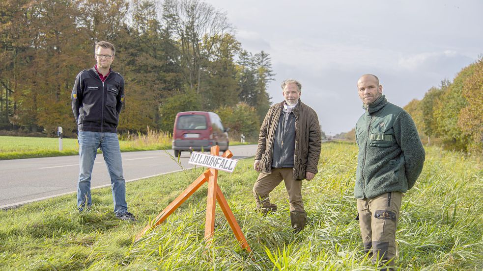 Um die Autofahrer zu warnen, werden unter anderem an Unfallstellen Dreibeine aufgestellt. Hier sind Matthias Heeren vom Ordnungsamt des Landkreises (von links), Aurichs Kreisjägermeister Dr. Peter Lienau und Ralf Dirks von der Jagdverwaltung Lütetsburg zu sehen. Archivfoto: Landkreis Aurich