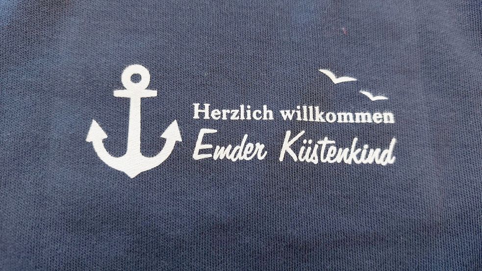 In dem Willkommensgeschenk-Beutel der Stadt befindet sich auch ein Strampler mit dem Aufdruck "Herzlich willkommen Emder Küstenkind". Foto: Hanssen/Archiv