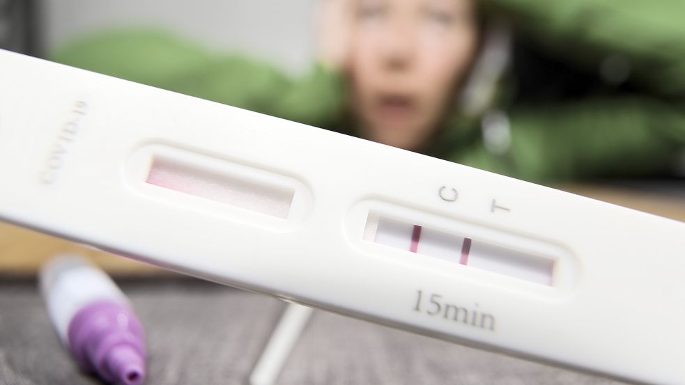 Ein Corona-Schnelltest zeigt ein positives Ergebnis an: Die Fallzahlen halten sich in Emden seit Tagen auf Rekordniveau. Foto: gradt/www.stockadobe.com