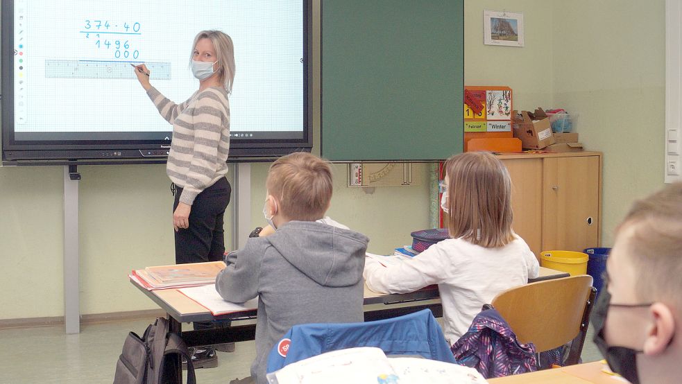 Der Landkreis Leer stattete in der Pandemie die Schulen mit interaktiven Tafeln aus. Foto: Bark/DPA