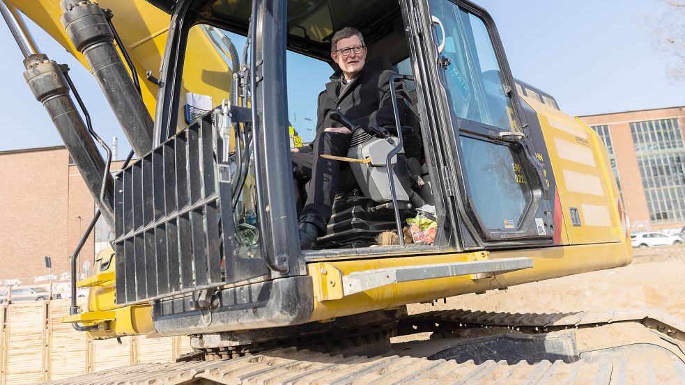 Bei einem Auftritt nach seiner Auszeit steuert der Kölner Kardinal Woelki einen Bagger bei der Grundsteinlegung für einen Bildungscampus. Sein Festhalten am Amt verärgert viele Gläubige. Foto: dpa