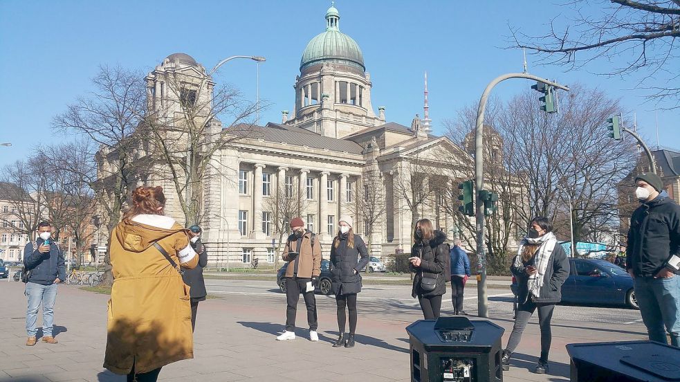 Solidaritäts-Kundgebung für die ehemalige Emder Studentin Bjeen Alhassan vor dem Hamburger Landgericht – corona-bedingt mit viel Abstand. Foto: Ellinger