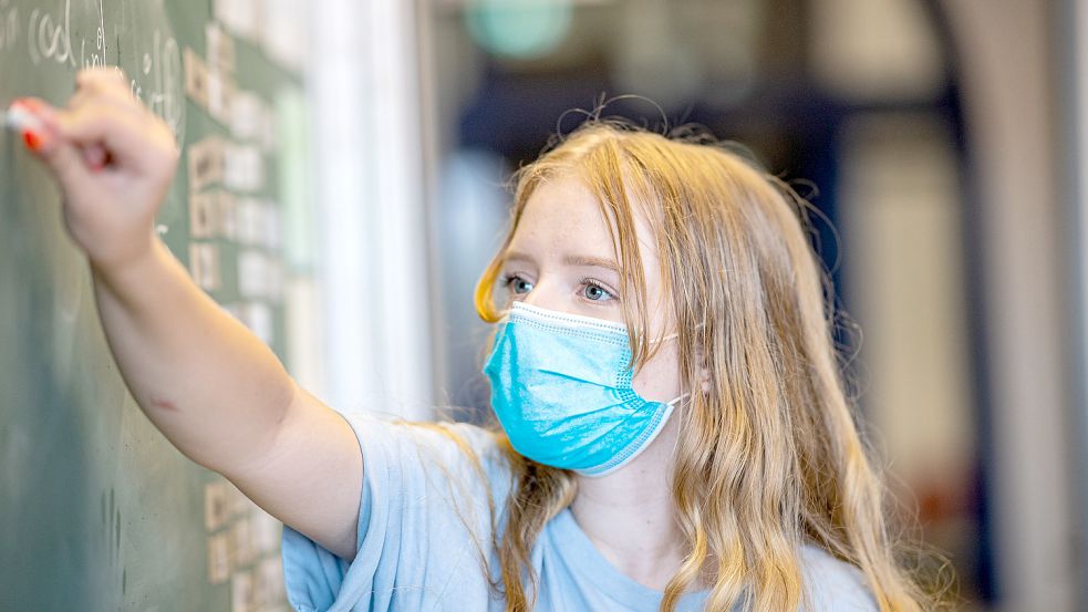 Voraussichtlich nach den Osterferien müssen Schüler in Niedersachsen keine Masken mehr tragen. Am Montag ist bereits die Maskenpflicht für Grundschüler während des Unterrichts weggefallen. Foto: Guido Kirchner/dpa