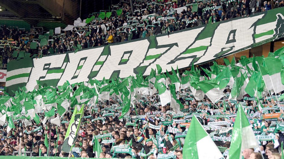 Erstmals in diesem Jahr kehrten die Ultras zurück ins Weserstadion – prompt gab es eine Choreographie. Foto: DPA