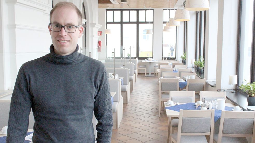 Dominik Klee, Leiter des CVJM-Gästehauses Victoria auf Borkum, hofft nach zwei pandemiegeprägten Jahren auf eine sorgenfreie Saison. Das Haupthaus war 2021 komplett renoviert worden, konnte aber erst mit Verzögerung öffnen. Auch diesen Winter wurde unter anderem das Foyer mit neuen Stühlen ausgestattet. Foto: Busemann