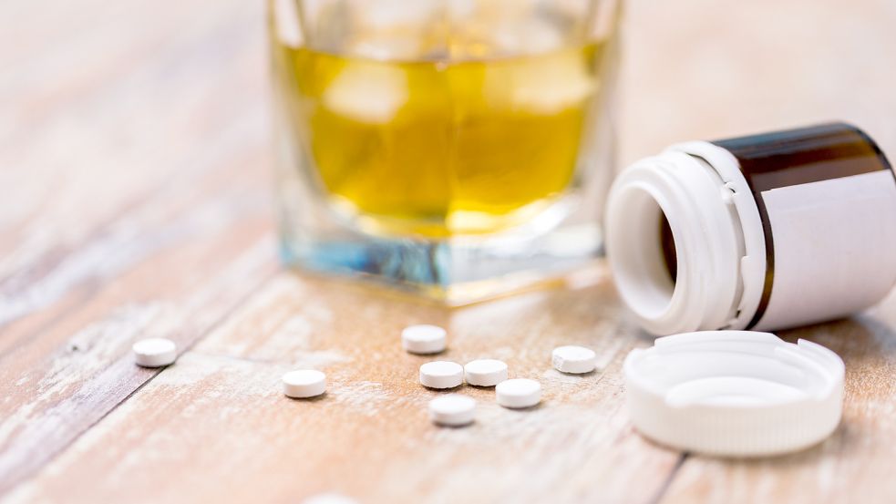 Tabletten und Alkohol: Bei Abhängigkeiten im Alter stehen sie ganz oben auf der Liste. Foto: Syda Productions/www.stockadobe.com