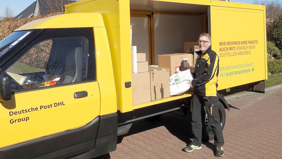 Karl-Heinz Müller ist seit rund 36 Jahren Postbote. Briefe, Päckchen und Pakete bringt er mit diesem „Streetscooter“ vorbei. Foto: Wiggermann