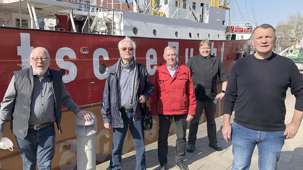 Klar Schiff machen für den Neuanfang: Heinz-Günther Buß (von links), Peter Salewski und Hermann Fricke vom Trägerverein sowie die Gastronomen Rainer Ahlers und Onno Marahrens postieren sich vor dem Feuerschiff im Emder Hafen. Foto: Päschel