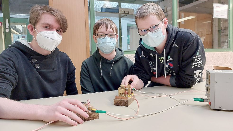 Kevin Stomberg, Reyk Janßen und Helge Poets haben sich mit Telegrafie-Technik beschäftigt und eine Station gebaut.