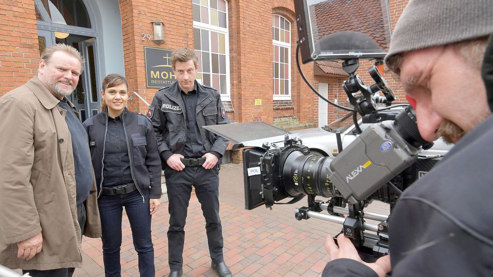 Felix Vörtler als Kommissar Brockhorst (von links), Sophie Dal als Süher Özlügül und Maxim Mehmet als Henk Cassens gehen wieder in Leer auf Mördersuche Foto: Ortgies/Archiv