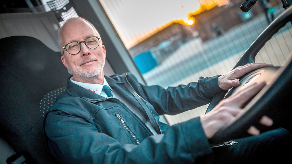 Martin Kaminski ist nicht nur Pastor, sondern auch Busfahrer. Hier übernimmt er meist den Spätdienst. Foto: Cordsen