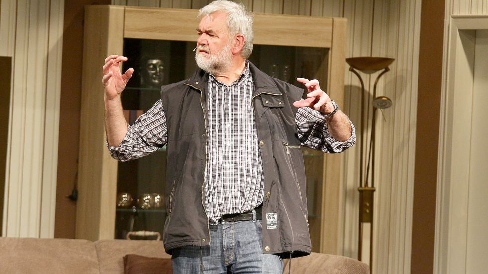 Ein Meister der Mimik und Gestik auf der Theaterbühne: Johann Wienbeuker in der Wiesmoorer Inszenierung von „Hier sünd se richtig“. Foto: Behrends