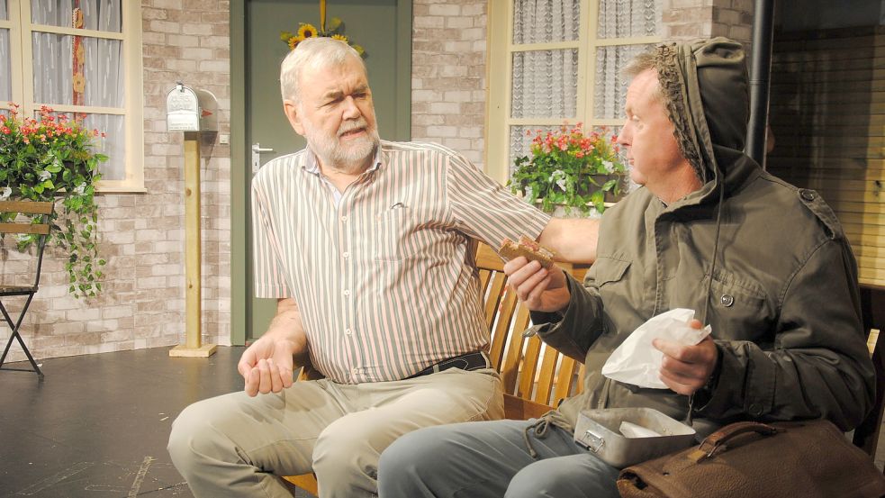 Dieses Foto zeigt Johann Wienbeuker in einer Spielszene mit Gerd Romaneeßen in dem Stück „Drievjagd in Knevelsfehn“. Foto: Behrends