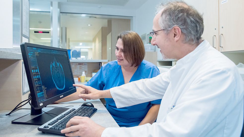 Dr. Michael Bauerle, Oberarzt am Klinikum Emden, beschäftigt sich täglich mit Schlaganfällen. In seinem Vortrag spricht er über Ursachen und Behandlungsmöglichkeiten. Foto: Trägergesellschaf
