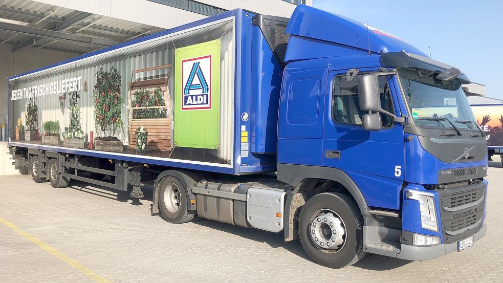 „Jeden Tag frisch geliefert“: einer der 19 Aldi-Lkw am modernisierten Logistikzentrum in Hesel. Foto: Teschke