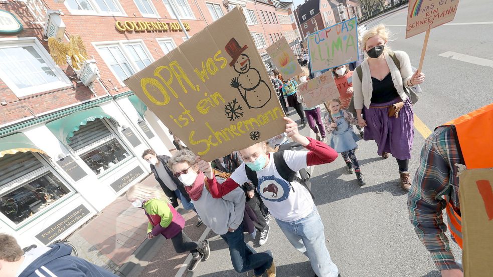 Der Demonstrationszug startete am Bahnhofsvorplatz und endete im Stadtgarten, nachdem zwei "Schleifen" durch die Innenstadt gedreht wurden. Foto: Hock