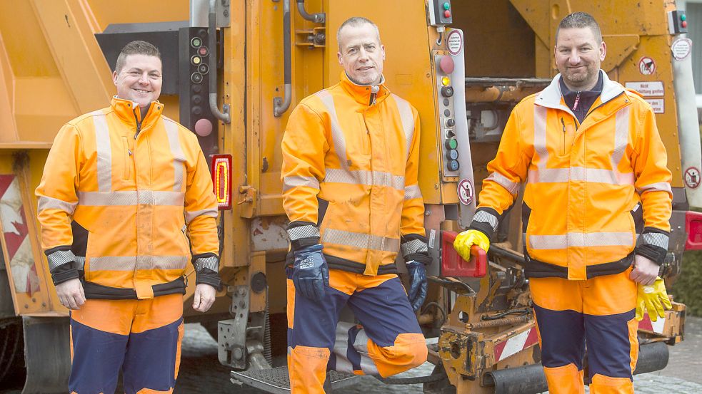 Die Drei von der Müllabfuhr: Michael Golobow (von links), Marco Rüst und Harri van der Werf halten Emdens Straßen sauber. Foto: J. Doden