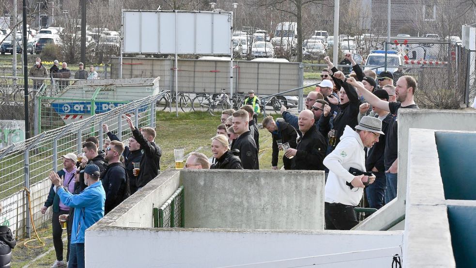 Rund 40 Kickers-Anhänger waren mit nach Hannover gereist. Im Stadion machten einige von ihnen unschöne Erfahrungen mit der Polizei.