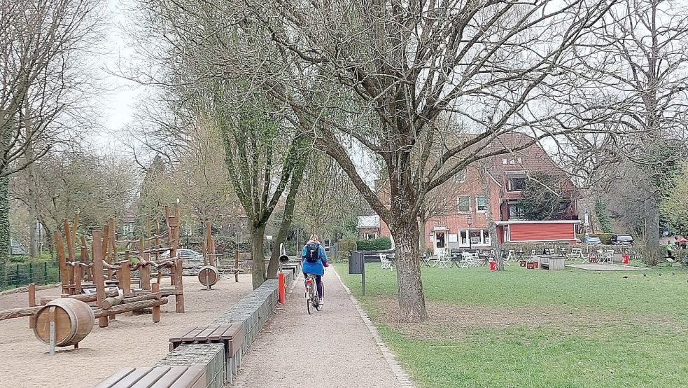 Der Abenteuerspielplatz und das Café: Bei gutem Wetter finden sich hier viele Eltern mit Kindern ein. Foto: Hanssen