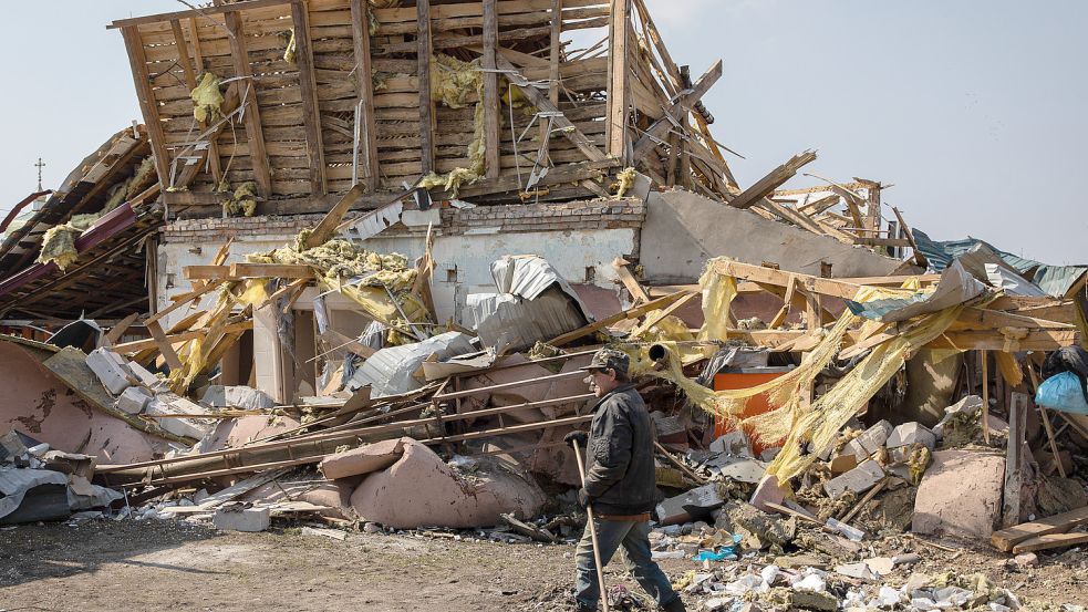 Immer wieder treffen russische Raketen Häuser in der Ukraine, Menschen werden durch die Angriffe verletzt. Medizinisches Material wird in den Krankenhäusern im Kriegsgebiet daher dringend benötigt. Ein Verein aus der Region versucht, gezielt zu unterstützen. Foto: Alex Chan Tsz Yuk/SOPA Images via ZUMA Press Wire/dpa