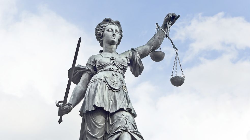 Mit Schwert und Waage versinnbildlicht die römische Göttin Justitia die Gerechtigkeit, die Grundlage des Rechtswesens. Bild: Pergande/stock.adobe.com