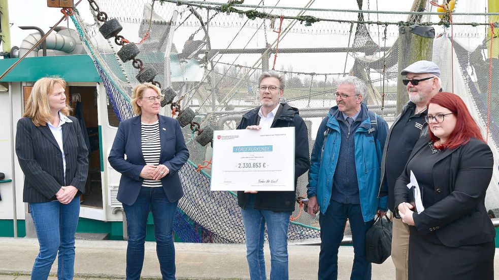 Bei der Übergabe des Förderbescheides: (von links) die Krummhörner Bürgermeisterin Hilke Looden, Niedersachsens Fischereiministerin Barbara Otte-Kinast, Dr. Gerd Kraus und dessen Kollege Dr. Ralf Döring vom Thünen-Institut für Seefischerei sowie Grünter Klever und dessen Tochter Christin Klever, die eine neuartige Krabbenpulmaschine entwickelt haben. Foto: H. Wagenaar